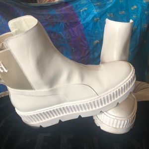 Fenty Puma platform boots- Vanilla 9.5
